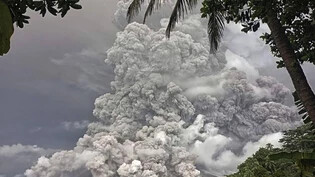 HANDOUT - Der Vulkan Mount Ruang ist erneut ausgebrochen und hat Asche fast zwei Kilometer hoch in den Himmel geschleudert. Foto: Uncredited/Vulcanology and Geological Disaster Mitigation Center (PVMBG) via AP/dpa - ACHTUNG: Nur zur redaktionellen…